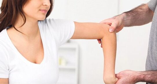 Esame da parte di un medico per dolore alle articolazioni delle braccia e delle gambe
